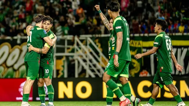 Persebaya Surabaya sukses mengamankan poin penuh pada pekan keenam BRI Super League 2025/2026, setelah membungkam Semen Padang dengan skor 1-0 di Stadion Gelora Bung Tomo, Surabaya, Jumat (19/9/2025) malam WIB. Gol tunggal Persebaya dicetak Bruno Moreira. (dok. Persebaya Surabaya)