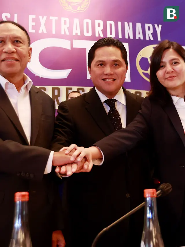 Ketua PSSI, Erick Thohir, bersama Wakil Ketua PSSI, Ratu Tisha Destria dan Zainudian Amali foto bersama usai Kongres Luar Biasa (KLB) PSSI di Hotel Shangri-La, Jakarta Pusat, Kamis (16/2/2023). (Bola.com/M Iqbal Ichsan)