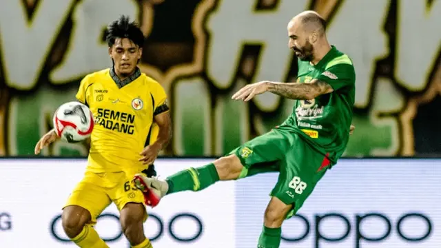 Persebaya Surabaya sukses mengamankan poin penuh pada pekan keenam BRI Super League 2025/2026, setelah membungkam Semen Padang dengan skor 1-0 di Stadion Gelora Bung Tomo, Surabaya, Jumat (19/9/2025) malam WIB. (dok. Persebaya Surabaya)