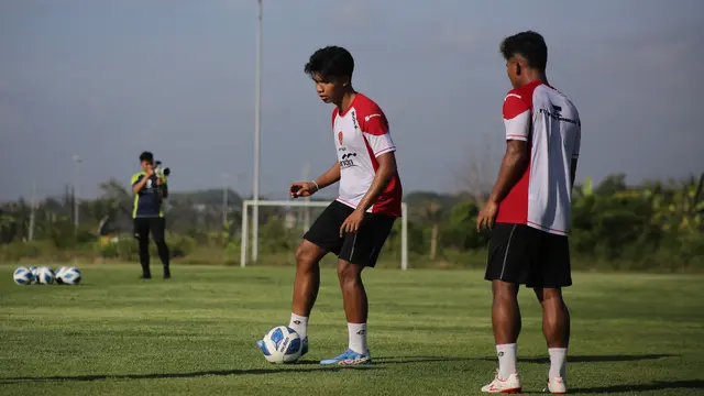 Pemain Timnas Indonesia U-20 Kadek Arel Priyatna saat sesi latihan di Bali United Training Center pada Rabu pagi (30/10/2024) (Bola.com/Alit Binawan)