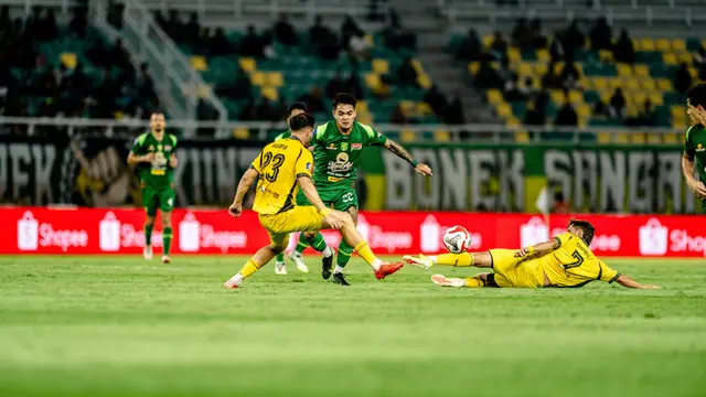Aksi pemain Persebaya Surabaya, Gali Freitas, pada laga pekan ke-6 BRI Super League 2025/2026 lawan Semen Padang - Dok. Persebaya