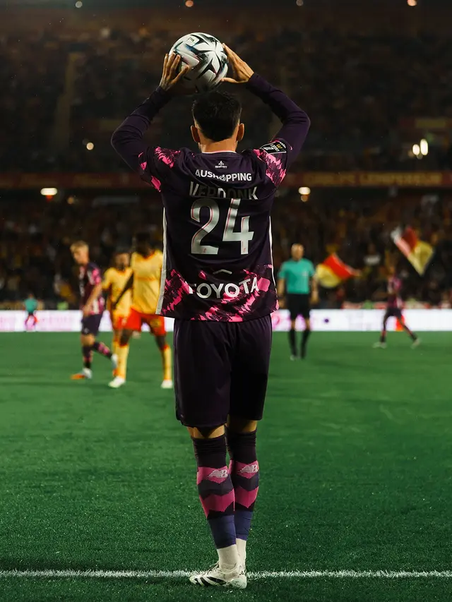 Bek Indonesia, Calvin Verdonk menjalani debut bersama Lille saat bertandang ke markas Lens dalam laga pekan kelima Ligue 1 2025/2026, Minggu (21/9/2025). (Dok. Lille)