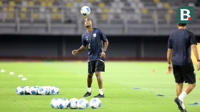 Pelatih Timnas Indonesia, Patirck Kluivert mengontrol bola saat memimpin latihan resmi menjelang FIFA Matchday melawan Chinese Taipei di Stadion Gelora Bung Tomo, Surabaya, Kamis (04/09/2025). (Bola.com/Abdul Aziz)