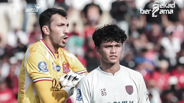 Striker Persita Tangerang, Hokky Caraka mencoba mengganggu konsentrasi kiper Persijap Jepara, Rodrigo Moura dalam laga pekan keenam BRI Super League 2025/2026 di Stadion Gelora Bumi Kartini, Jepara, Minggu (21/9/2025). (Dok. Persita)