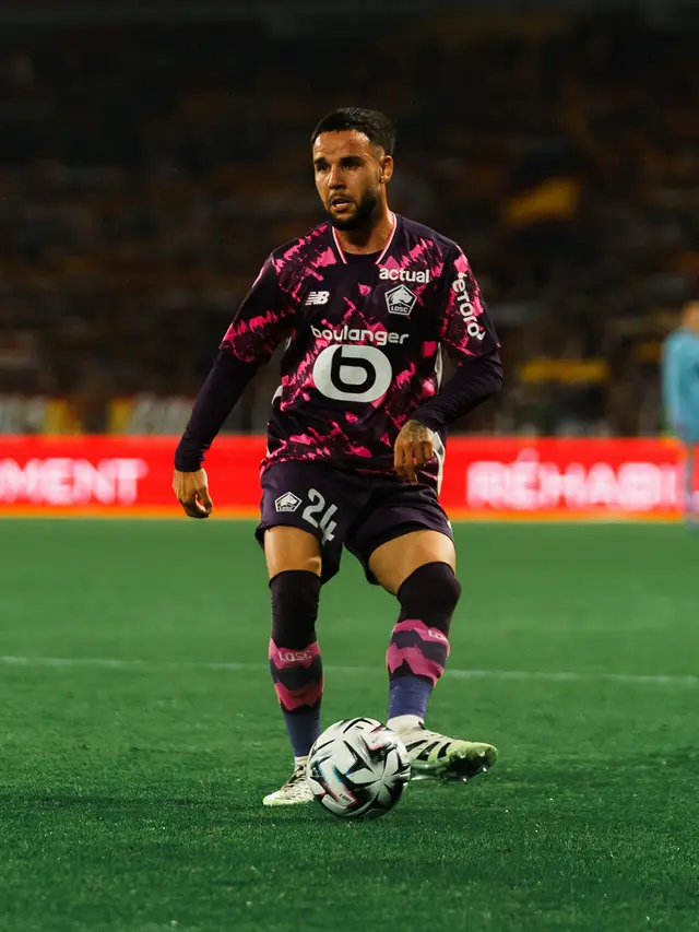Bek Indonesia, Calvin Verdonk menjalani debut bersama Lille saat bertandang ke markas Lens dalam laga pekan kelima Ligue 1 2025/2026, Minggu (21/9/2025). (Dok. Lille)