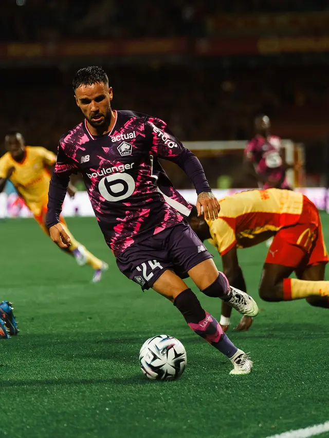 Bek Indonesia, Calvin Verdonk menjalani debut bersama Lille saat bertandang ke markas Lens dalam laga pekan kelima Ligue 1 2025/2026, Minggu (21/9/2025). (Dok. Lille)