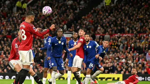 Proses terjadinya gol dari pemain Manchester United, Casemiro, ke gawang Chelsea pada lanjutan Liga Inggris 2025/2026 di Old Trafford, Sabtu (20/9/2025) malam WIB. (Oli SCARFF / AFP)
