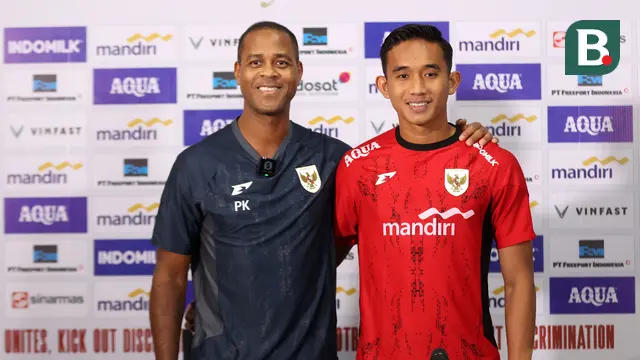 Pelatih Timnas Indonesia, Patrick Kluivert dan Rizky Ridho berfoto bersama setelah konferensi pers menjelang FIFA Matchday melawan Chinese Taipei di Stadion Gelora Bung Tomo, Surabaya, Kamis (04/09/2025). (Bola.com/Abdul Aziz)