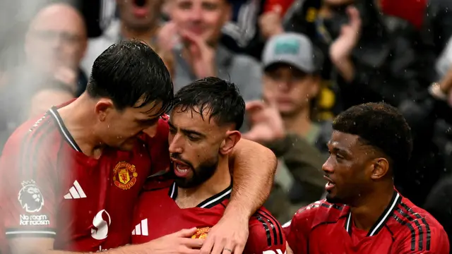 Pemain Manchester United, Bruno Fernandes, mencetak gol ke gawang Chelsea pada lanjutan Liga Inggris 2025/2026 di Old Trafford, Sabtu (20/9/2025) malam WIB. (Oli SCARFF / AFP)
