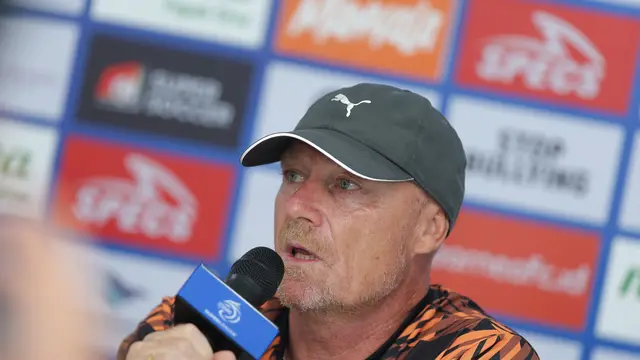 Pelatih Persis Solo, Peter de Roo, saat menghadiri sesi konferensi pers jelang laga melawan Borneo FC pada pekan ke-6 BRI Super League 2025/2026 yang akan berlangsung di Stadion Segiri, Samarinda, Senin (22/9/2025). (DOK Persis)