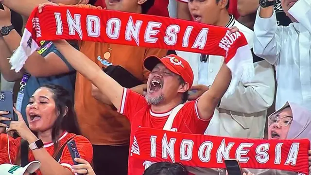 Tangkapan kamera yang memperlihatkan suporter Timnas Indonesia, Achmad M Asri menyaksikan perjuangan Skuad Garuda saat menahan imbang Arab Saudi. (Dokumentasi Achmad M Asri)