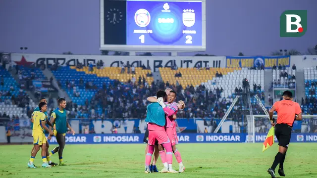 Kiper Persib Bandung, Teja Paku Alam, merayakan kemenangan atas Arema FC pada laga pekan keenam BRI Super League 2025/2026 di Stadion Kanjuruhan, Kabupaten Malang, Senin (22/9/2025) sore WIB. (Bola.com/Iwan Setiawan)