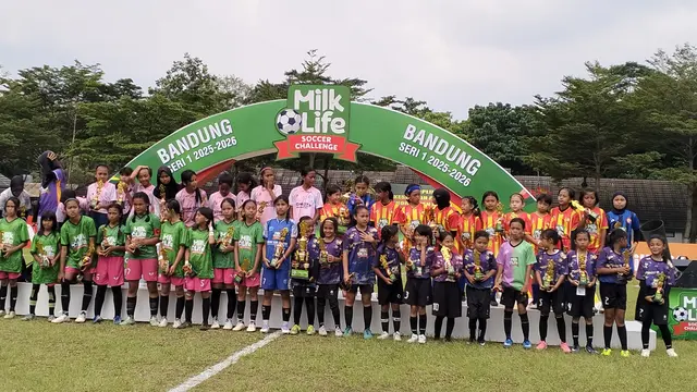 MilkLife Soccer Challenge (MLSC) Bandung Seri 1 2025/2026 yang berlangsung di Lapangan Candradimuka Pusdikif, Bandung dari 17 sampai 21 September 2025 diikuti lebih dari 2.100 peserta dari berbagai Sekolah Sepak Bola (SSB) dan sekolah dasar di Kota Bandung. (Bola.com/Erwin Snaz)