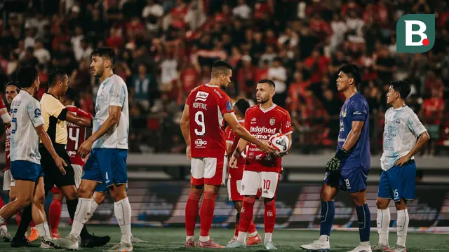 Boris Kopitovic (nomor 9) meminta bola kepada Mirza Mustavic pada lanjutan BRI Super League 2025/2026 antara Bali United vs PSIM Yogyakarta di Stadion Kapten I Wayan Dipta, Sabtu (20/9/2025) malam WIB. (Bola.com/Alit Binawan)