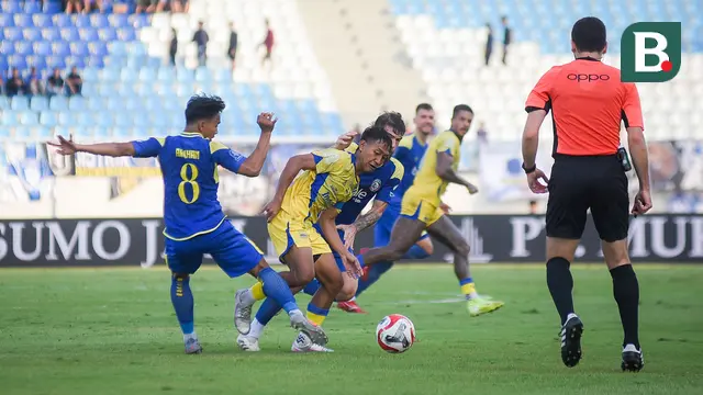 Pemain Persib Bandung, Beckham Putra, berusaha melewati pemain Arema FC pada laga pekan keenam BRI Super League 2025/2026 di Stadion Kanjuruhan, Kabupaten Malang, Senin (22/9/2025) sore WIB. (Bola.com/Iwan Setiawan)