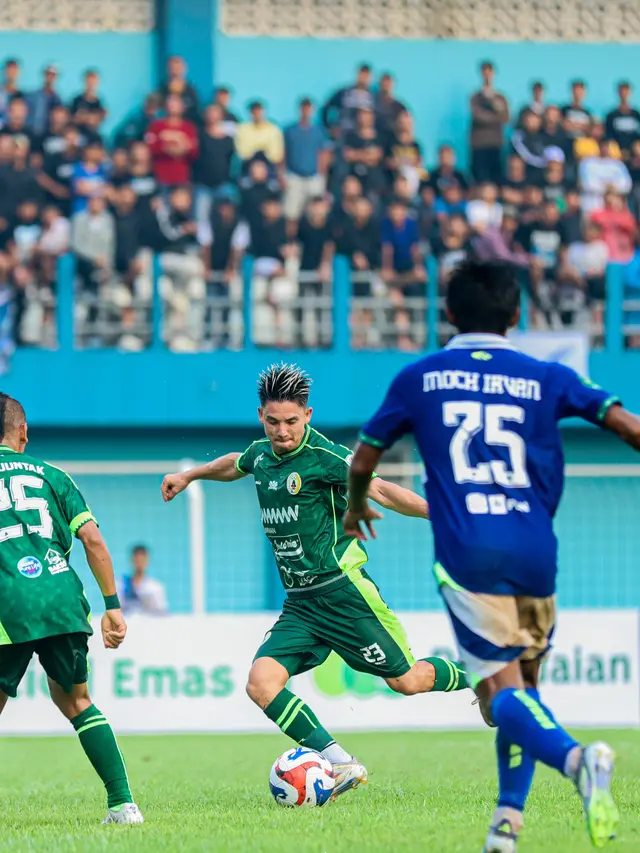 Kim Jeffrey Kurniawan (tengah) melepaskan tembakan pada laga Persiku Kudus Vs PSS Sleman di Stadion Wergu Wetan, Kudus, Jawa Tengah, Minggu (21/9/2025) sore WIB. (Bola.com/Dok. PSS Sleman)