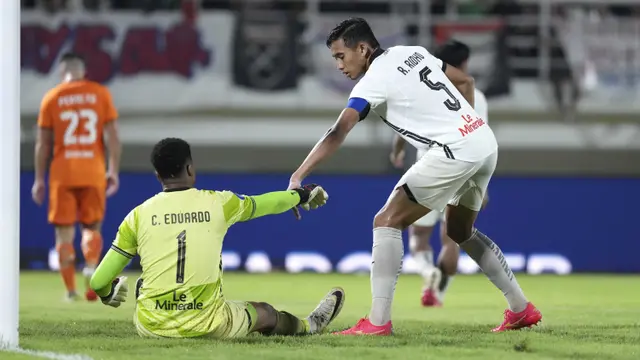 Bek Persija Jakarta, Rizky Ridho mencoba memberikan semangat kepada sang kiper, Carlos Eduardo dalam laga melawan Borneo FC Samarinda di Stadion Segiri, Minggu (4/5/2025). (Dok. Persija).