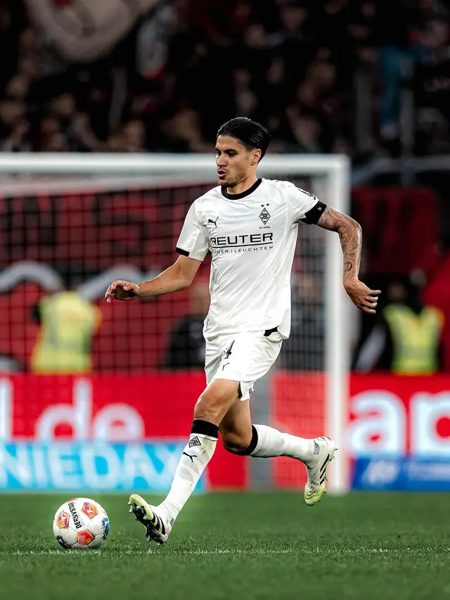 Aksi bek Borussia Monchengladbach, Kevin Diks saat bertandang ke markas Bayer Leverkusen dalam lanjutan Bundesliga 2025/2026, Minggu (21/9/2025) malam. (Instagram/Kevin Diks)