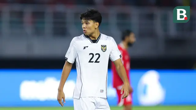 Pemain Timnas Indonesia, Adrian Wibowo, saat melawan Timnas Lebanon dalam laga FIFA Matchday 2025 di Stadion Gelora Bung Tomo, Surabaya, Senin (8/9/2025). (Bola.com/Abdul Aziz)