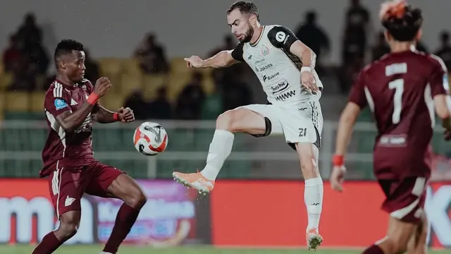 Bek Persija Jakarta, Jordi Amat berduel dengan gelandang PSM Makassar, Abu Kamara dalam laga pekan keenam BRI Super League 2025/2026 di Stadin BJ Habibie, Parepare, Minggu (21/9/2025). (Dok. Persija)