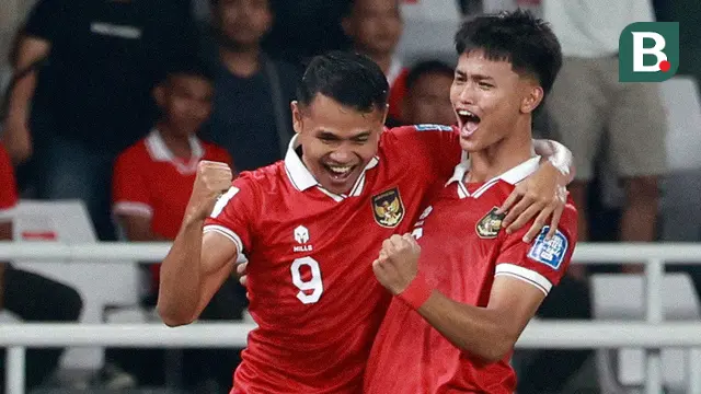 Pemain Timnas Indonesia, Dimas Drajad (kiri) melakukan selebrasi bersama Hokky Caraka setelah mencetak gol pertama ke gawang Brunei pada laga Kualifikasi Piala Dunia 2026 zona Asia di Stadion Utama Gelora Bung Karno (SUGBK), Senayan, Jakarta, Kamis (12/10/2023). Laga tersebut merupakan debut bagi Hokky Caraka di Timnas senior. (Bola.com/M Iqbal Ichsan)