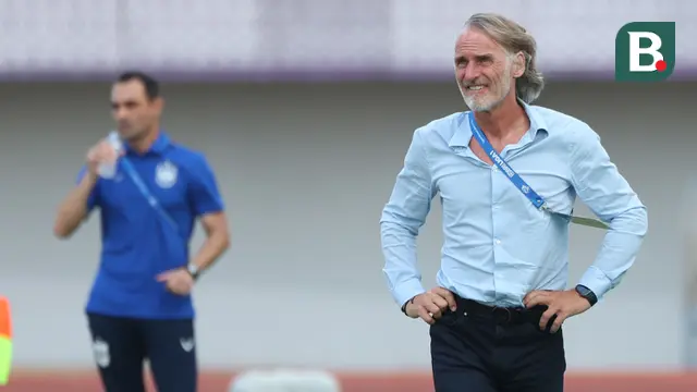 Pelatih Dewa United, Jan Olde Riekerink saat melawan PSIS Semarang pada laga pekan ke-8 BRI Liga 1 2023/2024 di Stadion Indomilk Arena, Tangerang, Senin (14/8/2023). Dewa United kalah telak 1-4 dari PSIS Semarang. (Bola.com/M Iqbal Ichsan)