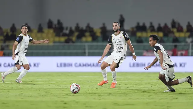Van Basty Sousa, Jordi Amat, dan Rayhan Hanan saat Persija Jakarta bertandang ke markas PSM Makassar dalam laga pekan keenam BRI Super League 2025/2026 di Stadion BJ. Habibie, Parepare, Minggu (21/9/2025). (Dok. Persija)