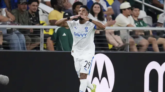 Pemain Al Hilal, Salem Al-Dawsari, merayakan gol pembuka timnya dalam laga Grup H Piala Dunia Antarklub 2025 melawan Pachuca di Nashville, Tennessee, Jumat (27/6/2025). (AP Photo/George Walker IV)