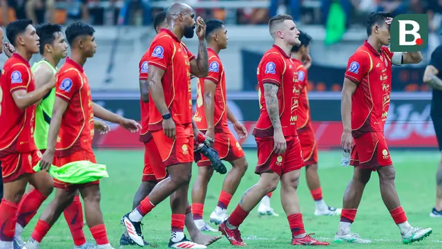 Pemain Persija Jakarta tertunduk lesu setelah dipaksa bermain imbang 1-1 dengan Bali United dalam lanjutan BRI Super League 2025/2026 di Jakarta International Stadium (JIS), Minggu (14/9/2025) malam WIB. (Bola.com/M Iqbal Ichsan)
