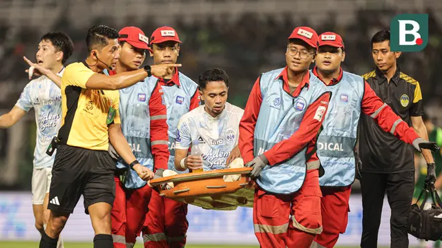 Pemain PSIM Yogyakarta, Reva Adi Utama harus ditandu keluar lapangan saat timnya bertanding melawan PSIM Yogyakarta pada BRI Super League 2025/2026 di Stadion Gelora Bung Tomo, Surabaya, Jumat (8/8/2025). (Bola.com/Abdul Aziz) 