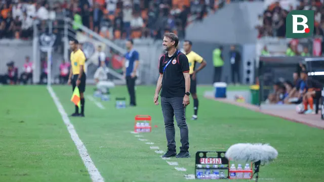 Pelatih Persija Jakarta, Mauricio Souza saat mendampingi timnya berhadapan dengan Persita Tangerang pada pekan perdana BRI Super League 2025/2026 di Jakarta International Stadium, Minggu (10/8/2025). (Bola.com/M. Iqbal Ichsan)