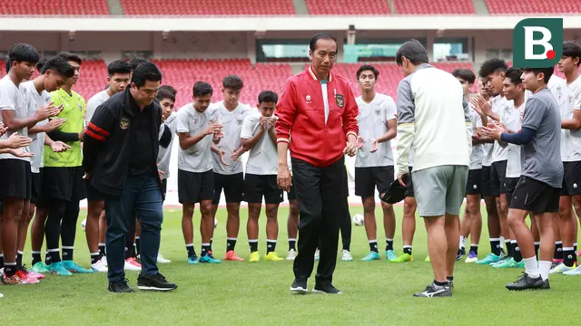 Presiden RI, Joko Widodo (tengah) didampingi Ketua Umum PSSI, Erick Thohir mengunjungi latihan Timnas Indonesia U-20 di Stadion Utama Gelora Bung Karno (SUGBK), Jakarta Pusat, Sabtu (1/4/2023). (Bola.com/M Iqbal Ichsan)