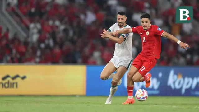 Pemain Timnas Indonesia, Ragnar Oratmangoen (kanan) berebut bola dengan pemain Irak, Rebin Sulaka pada laga Grup F putaran kedua Kualifikasi Piala Dunia 2026 zona Asia di Stadion Utama Gelora Bung Karno (SUGBK), Senayan, Jakarta, Kamis (6/6/2024). (Bola.com/M Iqbal Ichsan)
