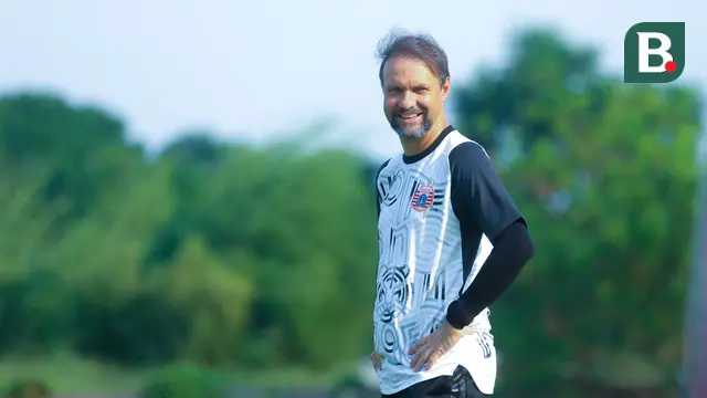 Pelatih Persija Jakarta, Mauricio Souza, memimpin sesi latihan di Nirwana Park, Sawangan, Depok, Jawa Barat, Kamis (31/7/2025). (Bola.com/M Iqbal Ichsan)