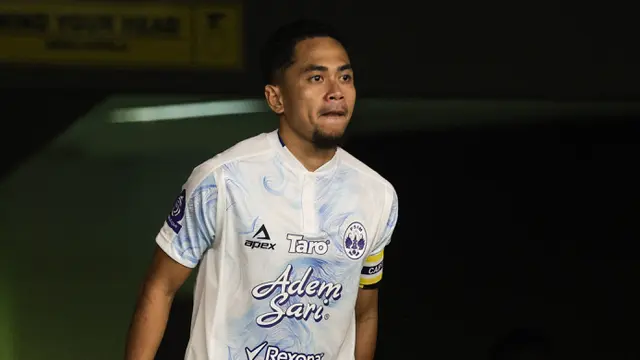 Reva Adi Utama saat PSIM Yogyakarta bertanding melawan Persebaya Surabaya pada BRI Super League 2025/2026 di Stadion Gelora Bung Tomo, Surabaya, Jumat (8/8/2025). (Bola.com/Abdul Aziz)