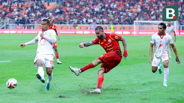 Pemain Persija Jakarta, Maxwell Souza, melepaskan tendangan ke gawang Malut United pada laga pekan ke-3 BRI Super League di Jakarta International Stadium, Sabtu (23/8/2025) sore WIB. (Bola.com/M. Iqbal Ichsan)