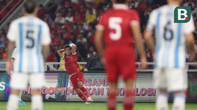 Pemain Timnas Indonesia, Pratama Arhan (tengah), melakukan lemparan bola kedalam saat pertandingan FIFA Matchday 2023 melawan Timnas Argentina di Stadion Utama Gelora Bung Karno, Jakarta, Senin (19/6/2023). (Bola.com/Bagaskara Lazuardi)