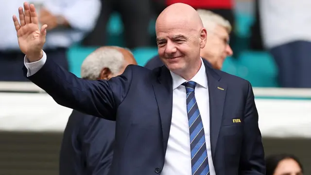 Gianni Infantino, Presiden FIFA, melambaikan tangan kepada penonton sebelum pertandingan babak 16 besar Piala Dunia Antarklub 2025 antara CR Flamengo dan FC Bayern München di Hard Rock Stadium pada 29 Juni 2025 di Miami Gardens, Florida. (Michael Reaves/Getty Images via AFP)