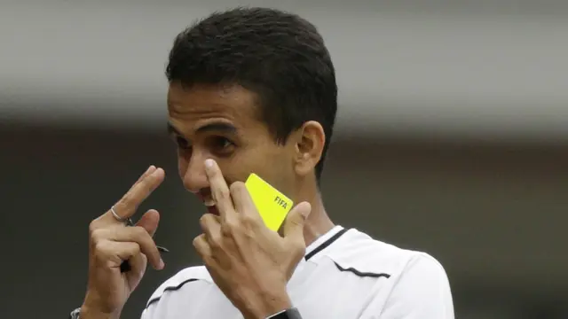 Wasit Thoriq Alkatiri. Thoriq adalah salah satu wasit Indonesia yang berlisensi FIFA. (Bola.com/M Iqbal Ichsan)