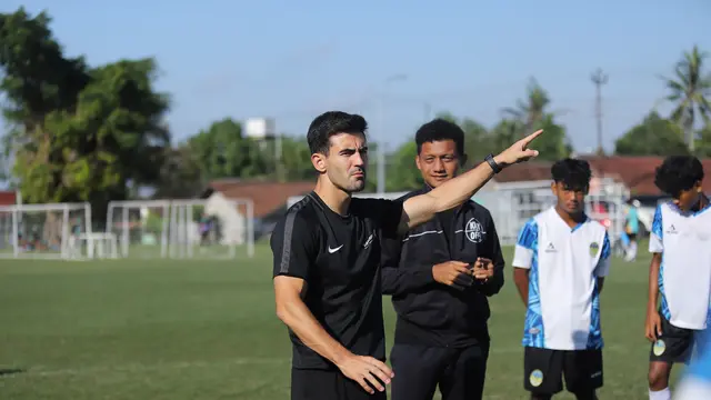 Akademi PSIM Yogyakarta mendapatkan pelatihan dari ILeague menggunakan metode Ekkono di Lapangan Purwobinangun, Sleman, pada 22-24 September 2025. (Dok. PSIM Yogyakarta)