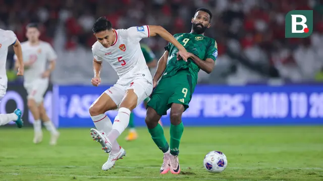 Pemain Timnas Indonesia, Rizky Ridho, berusaha menghentikan laju pemain Arab Saudi, Firas Al-Buraikan, pada pertandingan lanjutan putaran ketiga Kualifikasi Piala Dunia 2026 Zona Asia di Stadion Utama Gelora Bung Karno (SUGBK), Senayan, Selasa (19/11/2024). (Bola.com/M Iqbal Ichsan)
