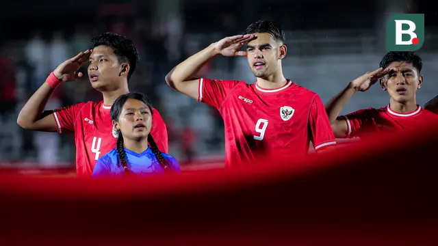 Kadek Arel dan Jens Raven saat menyanyikan lagu Indonesia Raya dalam duel Timnas Indonesia U-20 versis Maladewa U-20 di Stadion Madya, Senayan, Jakarta, Rabu (22/9/2024). (Bola.com/Bagaskara Lazuardi)