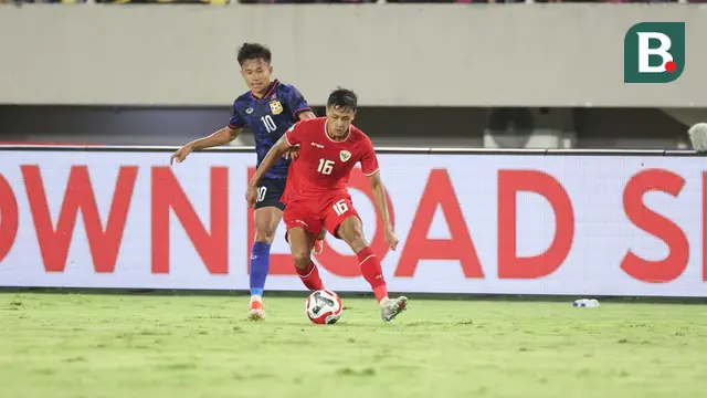 Pemain Timnas Indonesia, Dony Tri Pamungkas (kanan), berebut bola dengan pemain Laos, Phathana Phommathep pada laga lanjutan Grup B Piala AFF 2024 di Stadion Manahan, Solo, Jawa Tengah, Kamis (12/12/2024). (Bola.com/Abdul Aziz)