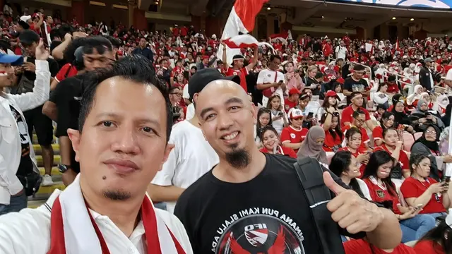 Rizky Ramadhan (kanan) salah satu anggota Garuda Qatar yang menyaksikan langsung pertandingan Timnas Indonesia versus Arab Saudi di Jeddah. (Dokumentasi Rizky Ramadhan)