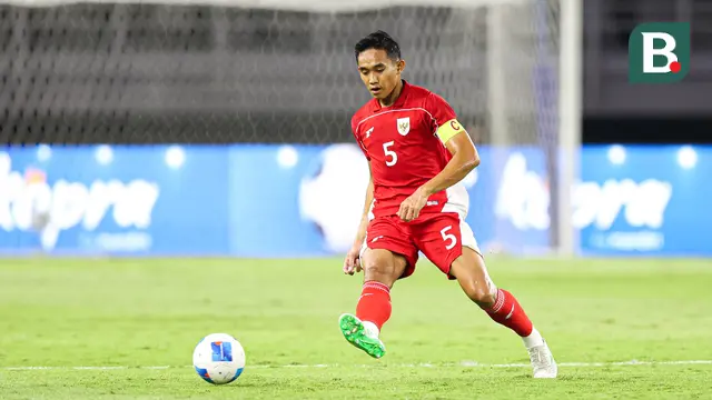 Pemain Timnas Indonesia, Rizky Ridho, mengumpan bola dalam laga FIFA Matchday melawan Chinese Taipei di Stadion Gelora Bung Tomo (GBT), Surabaya, Jumat (05/08/2025). (Bola.com/Abdul Aziz)