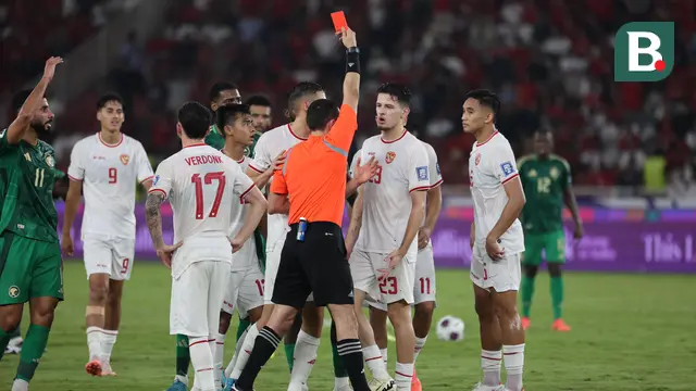Justin Hubner menerima kartu merah dari wasit saat Timnas Indonesia menghadapi Arab Saudi pada matchday 6 putaran 3 Kualifikasi Piala Dunia 2026 di Stadion Utama Gelora Bung Karno (SUGBK), Selasa (19/11/2024) malam WIB. (Bola.com/Abdul Aziz)