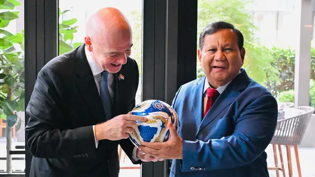 Presiden Indonesia, Prabowo Subianto, menerima kunjungan kehormatan dari Presiden FIFA, Gianni Infantino, dalam sebuah pertemuan di New York, AS, Rabu (24/9/2025). (Istimewa/PSSI)