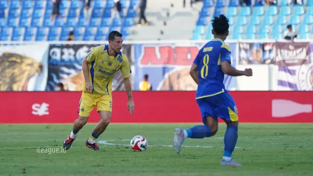 Gelandang Persib Bandung, Thom Haye, mencoba lepas dari kawalan pemain Arema FC, Arkhan Fikri dalam laga BRI Super League 2025/2026 di Stadion Kanjuruhan, Malang, Senin (21/9/2025). (Dok. I.League)