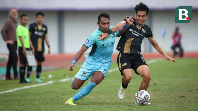 Pemain Dewa United, Rangga Muslim Perkasa (kanan) berebut bola dengan pemain Madura United, Dodi Alekvan Djin saat laga lanjutan BRI Liga 1 2022/2023 di Indomilk Arena, Tangerang, Kamis (2/2/2023). (Bola.com/Bagaskara Lazuardi)