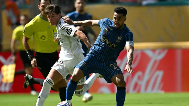 Bek Real Madrid, Francisco Garcia (kiri), berebut bola dengan gelandang Al Hilal, Salem Al-Dawsari, dalam pertandingan Grup H Piala Dunia Antarklub 2025 di Hard Rock Stadium, Miami, Kamis (19/6/2025) dini hari WIB. (CHANDAN KHANNA / AFP)